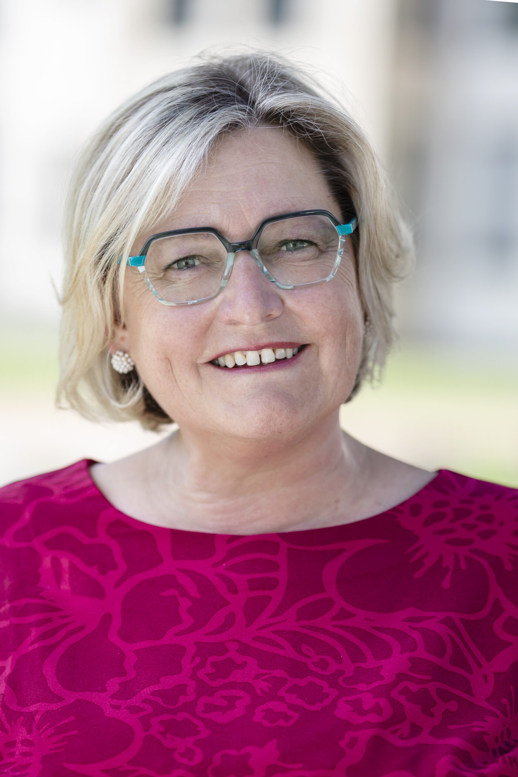 Kerstin Schult im Gespräch an einem Tisch